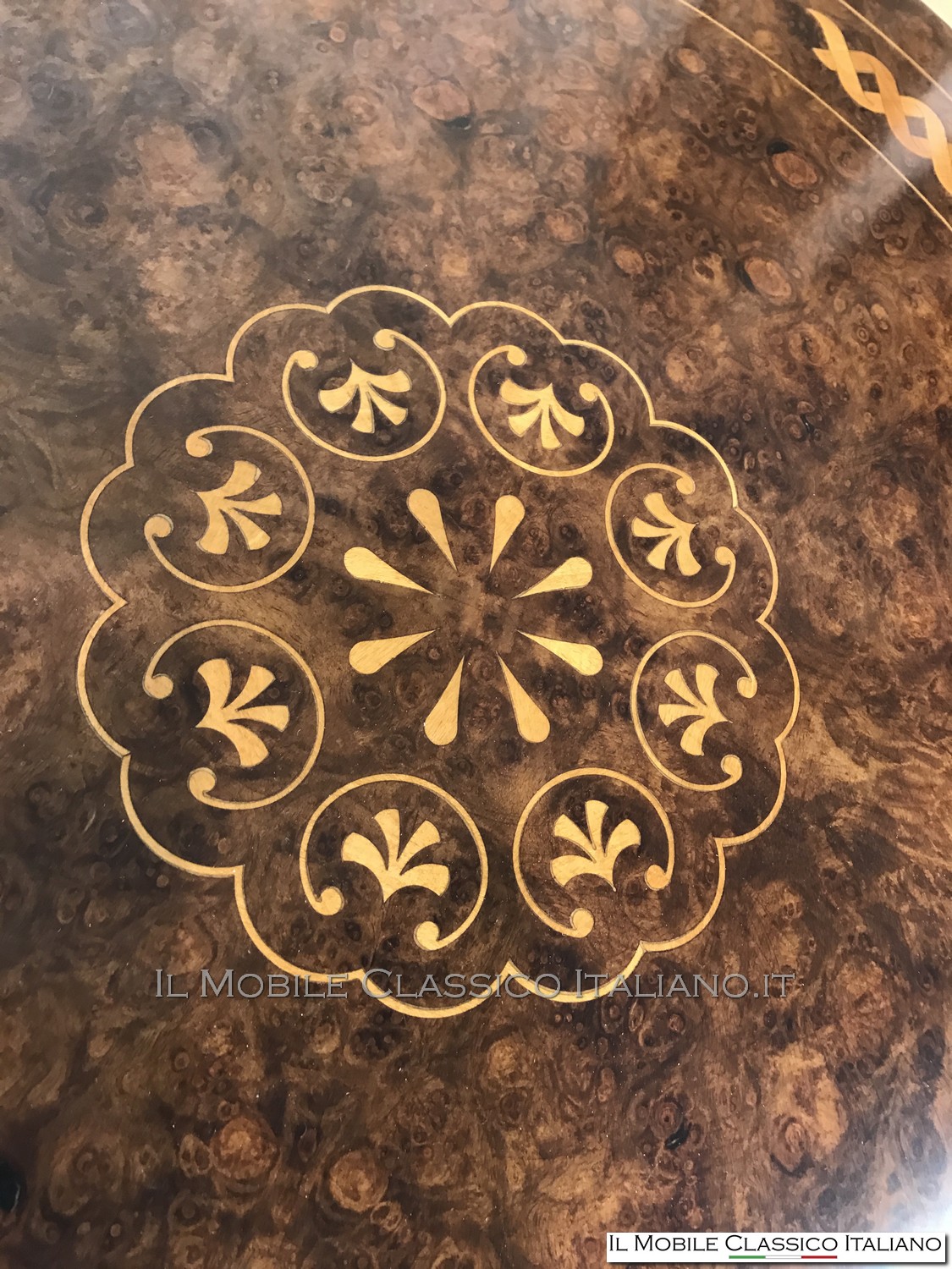 Tavolino classico da salotto rotondo personalizzato